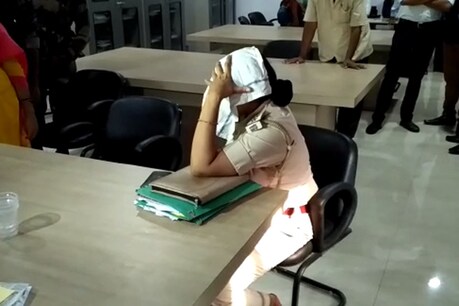 घूस लेते अपने ही थाने में महिला थानेदार गिरफ्तार