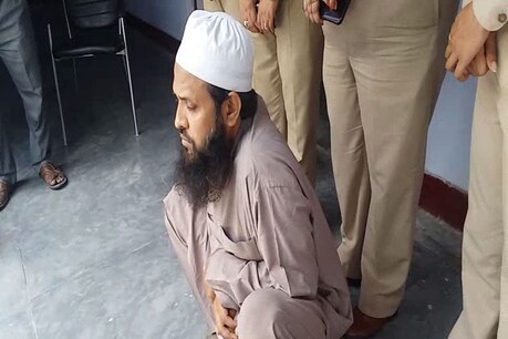 9 साल की बच्ची से रेप के आरोप में AMU की मस्जिद का मौलवी गिरफ्तार 9 साल की बच्ची से रेप के आरोप में AMU की मस्जिद का मौलवी गिरफ्तार