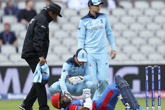 इंग्लैंड के खिलाफ विश्व कप के मैच के दौरान अफगान खिलाड़ी शा‌हिदी भी गेंद लगने से चोटिल हो गए थे