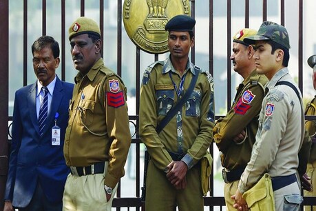 दिल्ली पुलिस की क्राइम ब्रांच ने कॉन्ट्रैक्ट किलिंग और लूट की वारदात को अंजाम देने वाले शख्स को गिरफ्तार किया है