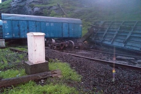 महाराष्ट्र में मालगाड़ी के पटरी से उतरने के कारण कई ट्रेनें प्रभावित.