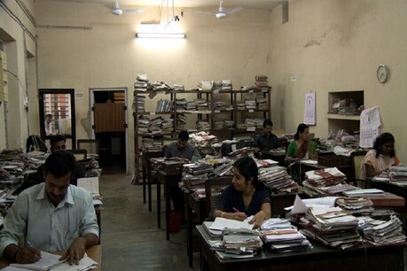 सरकारी कर्मचारियों की बढ़ाई जा सकती है रिटायरमेंट उम्र, आज बजट में हो सकता है ये ऐलान सरकारी कर्मचारियों की बढ़ाई जा सकती है रिटायरमेंट उम्र, आज बजट में हो सकता है ये ऐलान