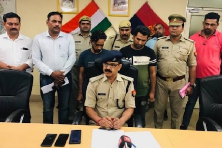 पुलिस की गिरफ्त में खड़े दो शातिर चोर