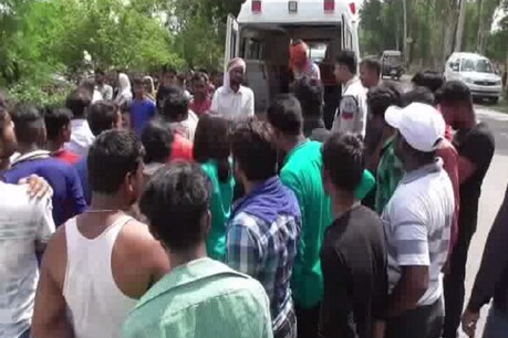 दोनों शवों को पोस्टमार्टम के लिए ले जाती पुलिस