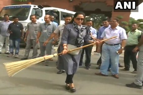 बीजेपी नेताओं के इस सफाई अभियान को जम्मू-कश्मीर के पूर्व मुख्यमंत्री और नेशनल कॉन्फ्रेंस के उपाध्यक्ष उमर अब्दुल्ला ने आड़े हाथों लिया.