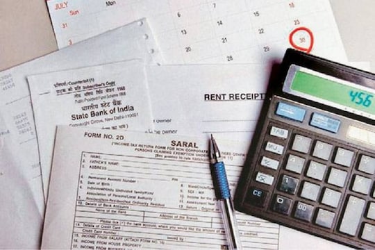असेसमेंट ईयर 2019-20 के लिए इनकम टैक्स रिटर्न (ITR) फाइल करने की अंतिम तारीख 31 जुलाई 2019 है. अगर आप ऐसा नहीं करते हैं तो आपको 10 हजार रुपये का जुर्माना भरना पड़ेगा.