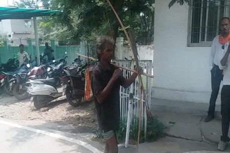 कलेक्टर ने फिलहाल इस फरियादी को पुलिस के पास भेज दिया है.