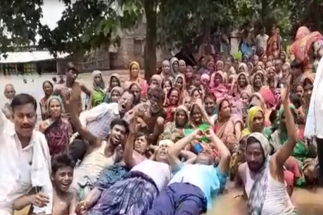 राहत नहीं मिलने से आक्रोशित हुए बाढ़ पीड़ित, पानी में लेटकर किया अनोखा प्रदर्शन राहत नहीं मिलने से आक्रोशित हुए बाढ़ पीड़ित, पानी में लेटकर किया अनोखा प्रदर्शन