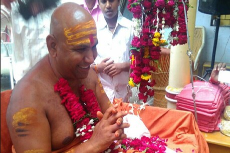 बाबा नर्मदानंद ने मारा थप्पड़