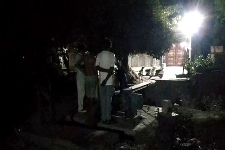 पानी के लिए पहरा देते लोग