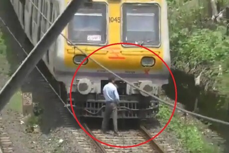 पटरियों पर पेशाब करने लगा ड्राइवर