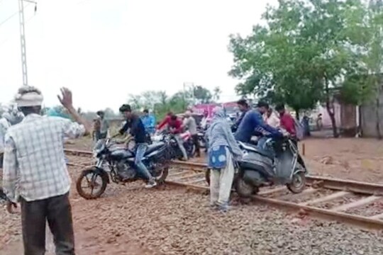 अंडरपास में भरा पानी: गाड़ी लेकर पटरी पार कर रहे थे लोग, अचानक आ गई ट्रेन