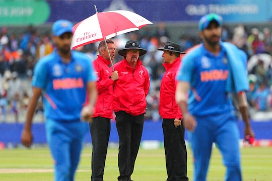 इंडिया और न्‍यूजीलैंड के बीच सेमीफाइनल मुकाबले में बारिश ने खलल डाल दी है. (AP Photo)