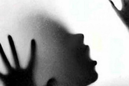 पिता की की हैवानियत का शिकार बनी मासूम का कहना है कि पिता उसे स्कूल नहीं भेजता था और गलत काम करता था.