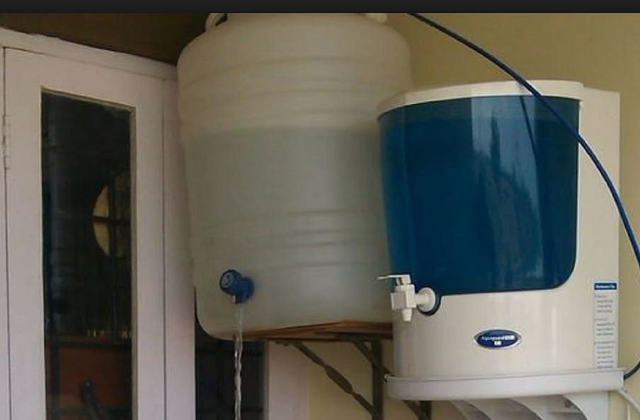  आरओ से रिसाइकलिंग : आरओ मशीन से जो पानी पीने योग्य न होने के बाद बचता है, उसे रिसाइकिल करने में कई नागरिक घरेलू स्तर पर पहल कर रहे हैं. इस पानी को बाल्टियों या ड्रमों में इकट्ठा कर लोग इससे बर्तन सफाई और बागबानी जैसे काम कर रहे हैं. एक मशीन से प्रतिदिन करीब 4 लीटर पानी वेस्ट जाता था, इसे बचाकर घर की सफाई जैसे काम किए जा रहे हैं.