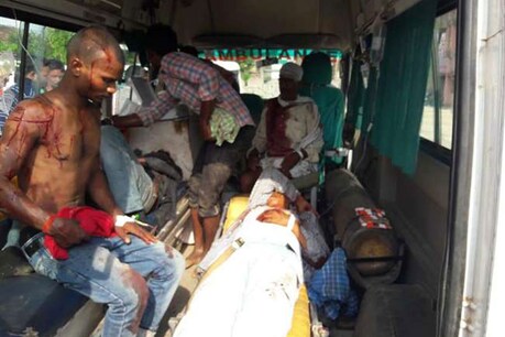 घायलों को इलाज के लिए जिला अस्पताल ले जाया गया