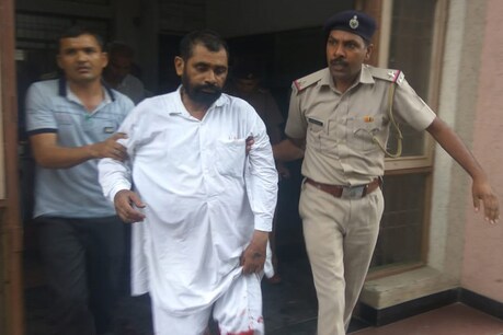 SP ऑफिस के बाहर शख्स ने की खुदकुशी की कोशिश, काट ली पैर की नसें SP ऑफिस के बाहर शख्स ने की खुदकुशी की कोशिश, काट ली पैर की नसें