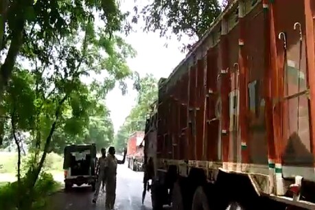 कटिहार: जबरन गाड़ियों से पैसा वसूलते ASI सहित तीन लोग गिरफ्तार, थानेदार फरार कटिहार: जबरन गाड़ियों से पैसा वसूलते ASI सहित तीन लोग गिरफ्तार, थानेदार फरार