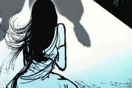 महिला के साथ रेप ( प्रतीकात्मक फोटो)