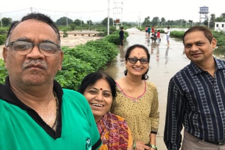 सेल्फी ले रहे प्रोफेसर परिवार समेत बाढ़ के पानी बहे, पत्नी की मौत, बेटी लापता सेल्फी ले रहे प्रोफेसर परिवार समेत बाढ़ के पानी बहे, पत्नी की मौत, बेटी लापता