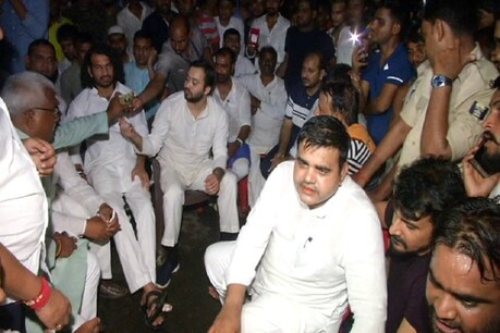 पटना की दूध मंडी टूटने के बाद धरना देते तेजस्वी और तेजप्रताप यादव.
