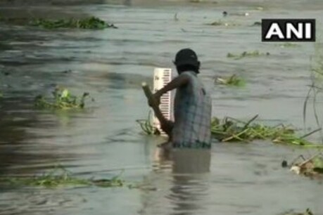 दिल्ली के निचले इलाके पानी में डूबे, खतरे के निशान से 1 मीटर ऊपर बह रही यमुना दिल्ली के निचले इलाके पानी में डूबे, खतरे के निशान से 1 मीटर ऊपर बह रही यमुना