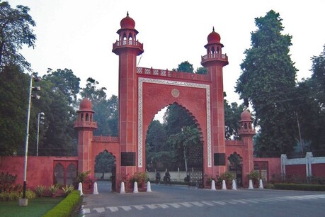 अलीगढ़: AMU में छात्र नेताओं पर पुलिस कार्रवाई, कई हिरासत में अलीगढ़: AMU में छात्र नेताओं पर पुलिस कार्रवाई, कई हिरासत में