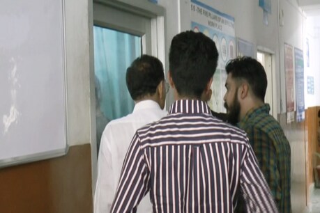 BJP नेता के रिश्तेदारों को हिमाचल पुलिस से उलझना महंगा पड़ा, सीधे पहुंचे थाने BJP नेता के रिश्तेदारों को हिमाचल पुलिस से उलझना महंगा पड़ा, सीधे पहुंचे थाने