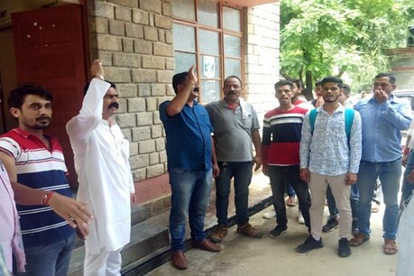 धर्मपुर में PWD दफ्तर के बाहर धरना देते चंद्रशेखर. (सफेद कुर्ते में)