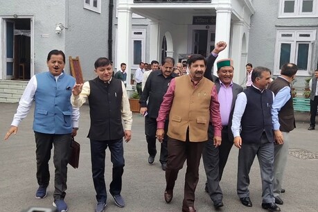 हिमाचल विधानसभा से वॉकआउट के दौरान कांग्रेस विधायक.