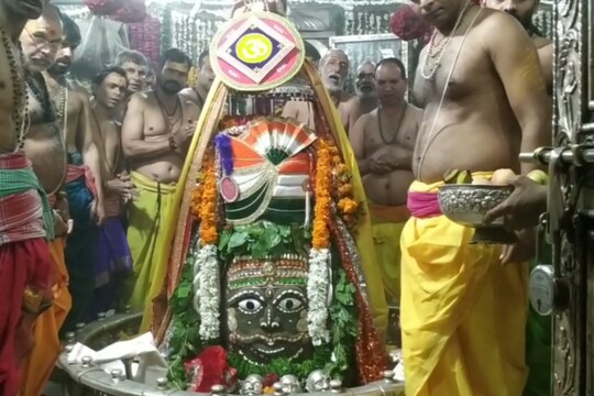 उज्जैन - स्वतंत्रता दिवस पर महाकाल का तिरंगे के रूप में किया गया श्रृंगार, बांधी गई राखी और लगाए गए सवा लड्डुओं का भोग.