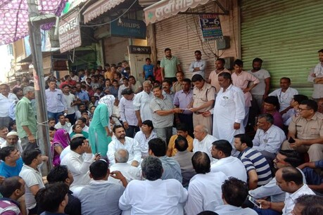 युवती के मुस्लिम युवक संग गायब होने के बाद से लोग लगातार प्रदर्शन कर रहे हैं. फोटो क्रेडिट- यूनुस अलवी.