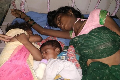 नीतीश कुमार के गांव की एक महिला मजबूरी में अपने दोनों बच्चों को बेच देना चाहती है.