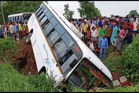 नालंदा में दो बसों में टक्कर के बाद एक बस गड्ढे में पलट गई.