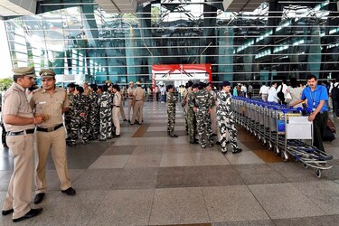  दिल्ली के IGI हवाई अड्डे पर हवाई ट्रेन: GMR की अगुवाई वाली DIAL यात्रियों के लिए मोनोरेल सेवा शुरू करने की योजना बना रही है ताकि एक टर्मिनल से दूसरे तक यात्रा करने के लिए असुविधा के बिना परिवहन प्रदान किया जा सके. अगर यह परियोजना शुरू हो जाती है, तो यात्री सेवा का लाभ बोर्डो या टैक्सी पर ले सकेंगे. ऐसी सुविधा न्यूयॉर्क के जॉन एफ. कैनेडी अंतर्राष्ट्रीय हवाई अड्डे पर उपलब्ध है.PTI photo by Kamal Singh