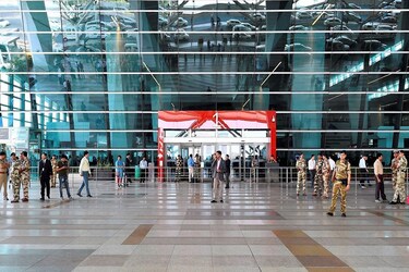  दिल्ली एयरपोर्ट (DEL) बड़े बदलाव के दौर से गुजर रहा है! दिल्ली के इंदिरा गांधी अंतर्राष्ट्रीय (Indira Gandhi International Airport- IGI) हवाई अड्डे से आने और जाने वाले यात्रियों को अपनी सुविधा के लिए इन आगामी परिवर्तनों पर ध्यान देना चाहिए. IGI हवाई अड्डे का प्रबंधन करने वाली दिल्ली इंटरनेशनल एयरपोर्ट लिमिटेड (DIAL) ने कहा है कि एक बार पूरा हो जाने पर, इन परिवर्तनों से यात्रियों को लाभ होगा और उन्हें विश्व स्तरीय सुविधाएं प्रदान की जाएंगी.