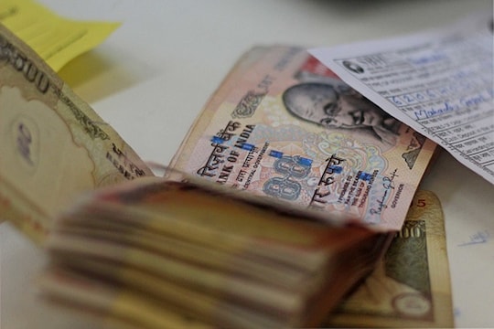 आठ नवंबर, 2016 को नोटबंदी की घोषणा करते हुए महात्मा गांधी श्रृंखला के 500 और 1000 रुपये के नोटों को चलन से हटा दिया था. 