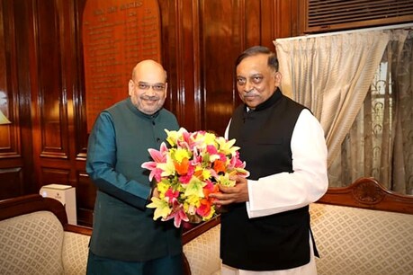 केंद्रीय गृह मंत्री अमित शाह ने अपने बांग्लादेशी समकक्ष असद-उज-जमां खान से मुलाकात की (अमित शाह की फेसबुक वॉल से साभार)