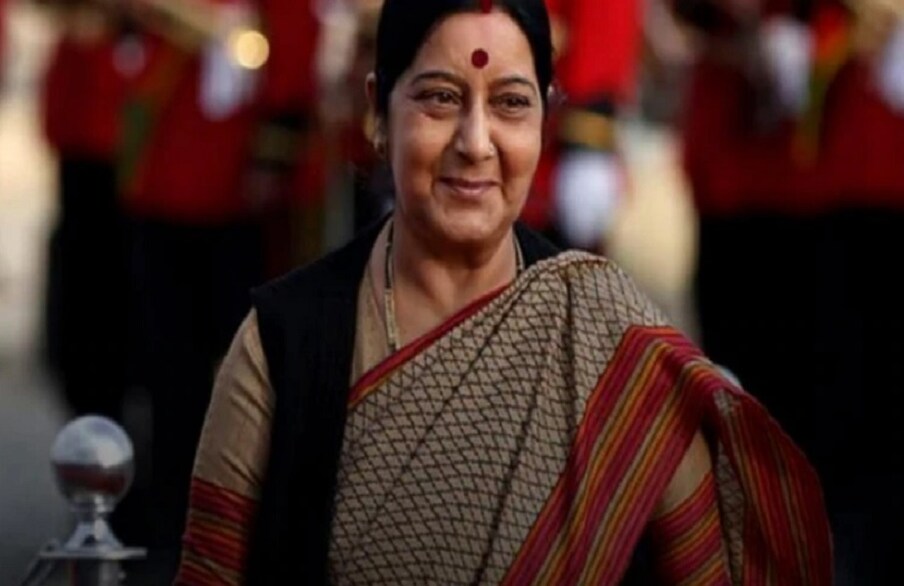  पूर्व विदेश मंत्री सुषमा स्वराज (Sushma Swaraj) की 67 वर्ष की उम्र में दिल का दौरा (Heart Attack) पड़ने से निधन हो गया. भाजपा की वरिष्ठ नेता सुषमा स्वराज को गंभीर हालत में रात 9 बजकर 35 मिनट पर एम्स में भर्ती कराया गया था. जहां उनकी हालत काफी नाज़ुक बनी हुई थी. सुषमा के निधन पर पीएम नरेंद्र मोदी से लेकर राष्ट्रपति रामनाथ कोविंद तक ने दुख प्रकट किया. सुषमा स्वराज के 42 साल के राजनीतिक करियर में लिए कुछ ऐसे अहम मोड आए, जिन्होंने उन्हें नई ऊंचाईयों पर पहुंचा दिया. आगे पढ़ें- सुषमा स्वराज के करियर के लिए टर्निंग प्वाइंट साबित होने वाले कदम