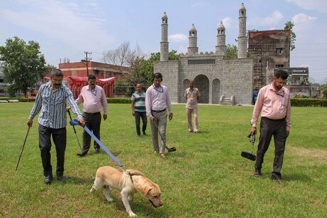 कश्मीर : ईद-उल-अजहा पर मस्जिदों में नमाज पढ़ सकेंगे लोग कश्मीर : ईद-उल-अजहा पर मस्जिदों में नमाज पढ़ सकेंगे लोग