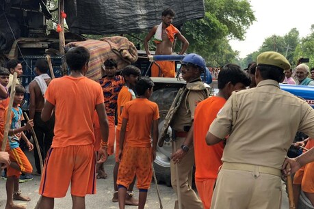 बदायूं: कांवड़ियों पर उपद्रवियों ने किया जमकर पथराव, कई घायल बदायूं: कांवड़ियों पर उपद्रवियों ने किया जमकर पथराव, कई घायल