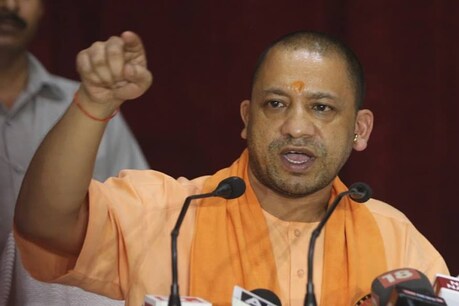 योगी ने नागपुर की चुनावी रैली में कहा कि, अब पाकिस्तान भी नागपुर से डर रहा है. जब पाक पीएम इमरान खान के पास कहने के लिए कुछ भी नहीं होता है तो वह नागपुर का नाम लेते हैं. (फाइल फोटो)