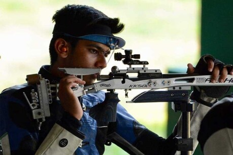 दिग्गजों को मात देकर 18 साल के ऐश्वर्य ने जीता गोल्ड मेडल दिग्गजों को मात देकर 18 साल के ऐश्वर्य ने जीता गोल्ड मेडल