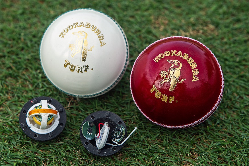 क्रिकेट के मैदान पर ऐसी स्मार्ट बॉल आने के बाद अंपायर्स को रिव्यू सिस्‍टम में भी मदद मिलेगी. बिग बैश लीग में इसका इस्तेमाल करने के बाद ही इस विश्व स्तर पर लाया जाएगा.