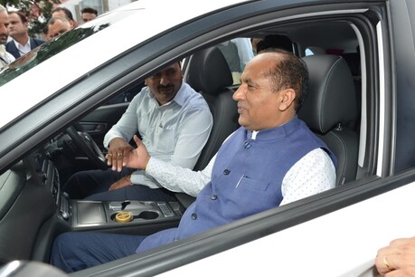 शिमला - विधानसभा परिसर में सीएम जयराम ठाकुर ने परखी इलेक्ट्रिक कार