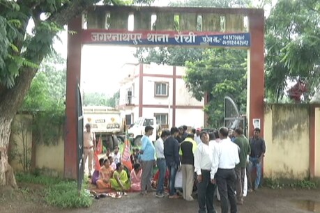 थानेदार के खिलाफ थाने में ही धरने पर बैठे बीजेपी कार्यकर्ता