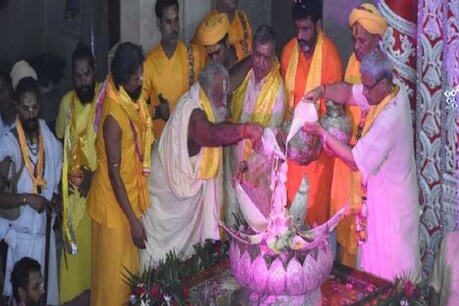 सवा सौ साल से कृष्ण जन्म की बधाइयां गाता आ रहा है ये मुस्लिम परिवार सवा सौ साल से कृष्ण जन्म की बधाइयां गाता आ रहा है ये मुस्लिम परिवार