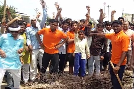 बंद के दौरान सड़क पर प्रशासन के खिलाफ नारेबाजी करते लोग