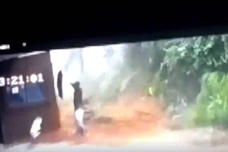 केरल बाढ़: आंखों के सामने बहा पूरा परिवार, खुद भागकर बचाई जान केरल बाढ़: आंखों के सामने बहा पूरा परिवार, खुद भागकर बचाई जान