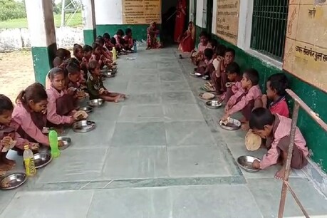 मिड-डे-मील केस: DM ने कहा- साजिश के तहत बनाया VIDEO, प्रिंट के पत्रकार थे तो फोटो खींचते
